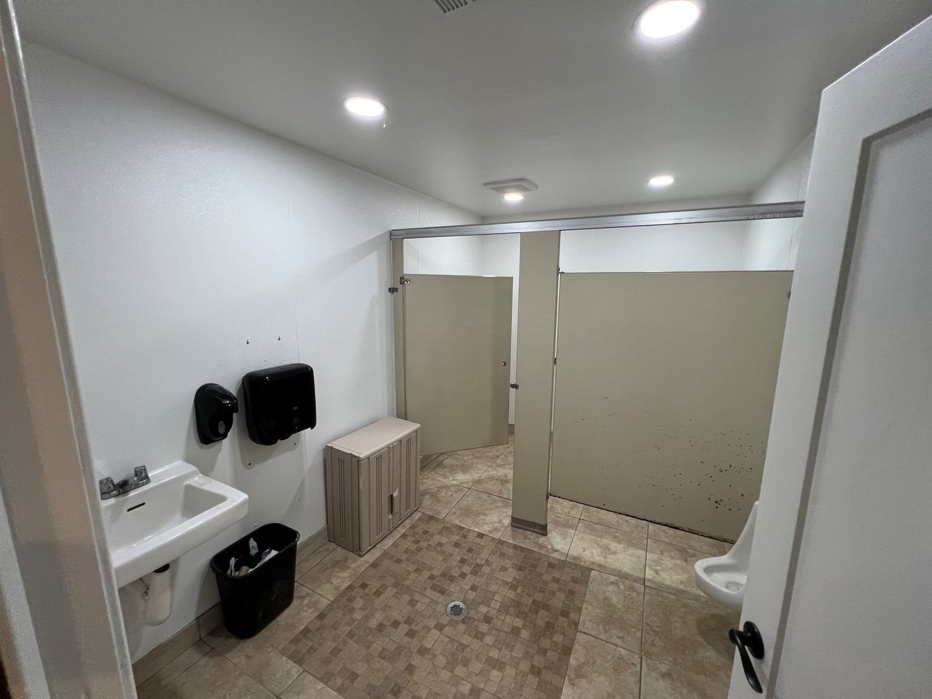 Turn Key Bar & Apartment in Riverdale, CA: 5020 19 1/2 Ave, Riverdale, CA 93656